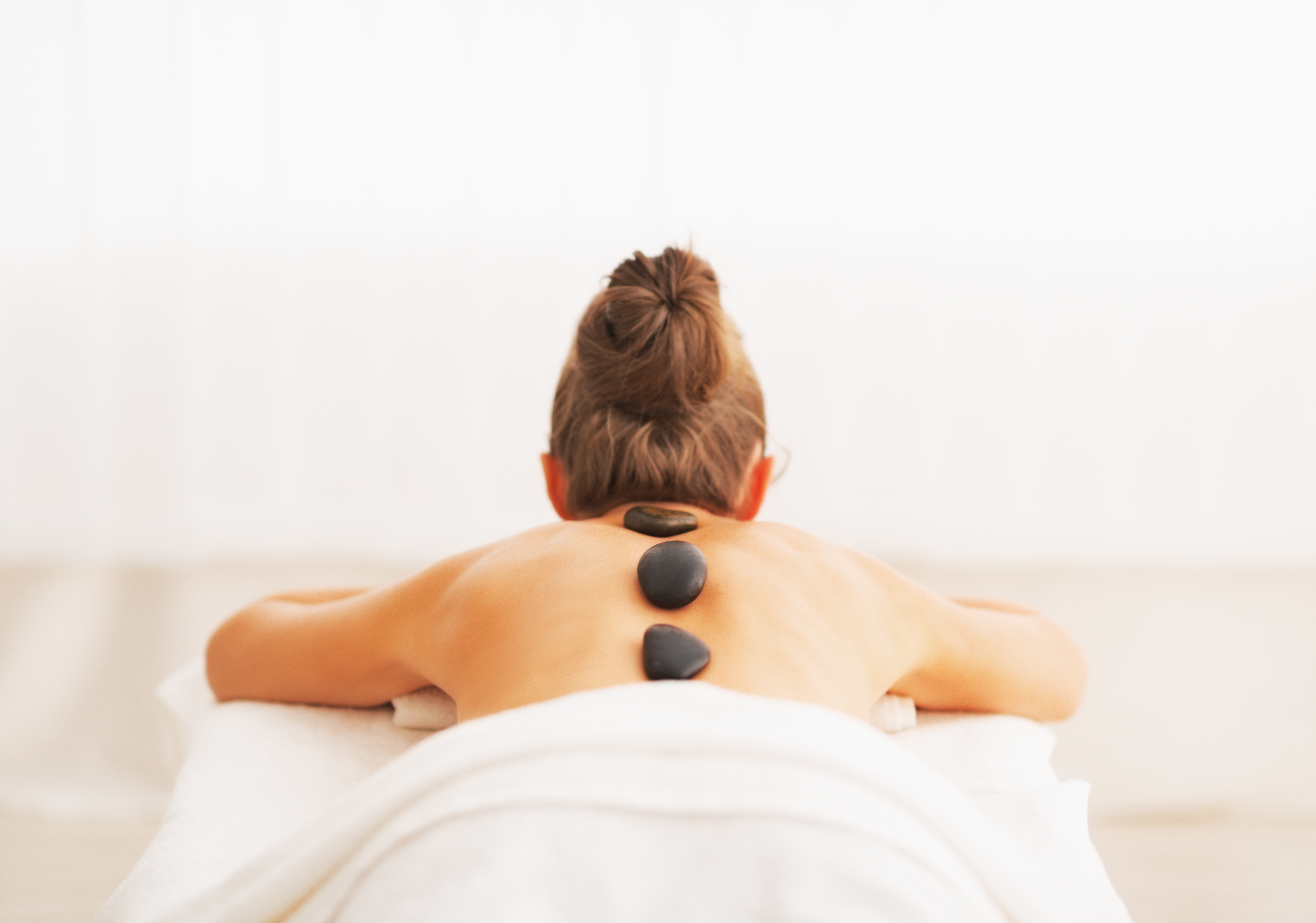 Read more about the article 6 Benefits of Hot Stone Massage