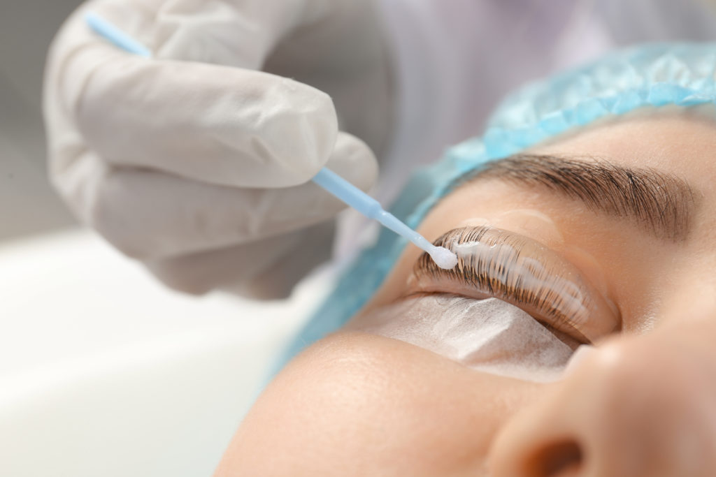 What Is The Difference Between LAsh Extensions and Lash Lift