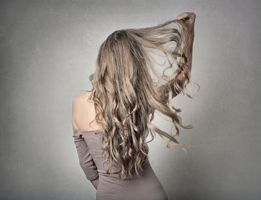 Read more about the article Hand-Tied Extensions Vs Tape-In Extensions